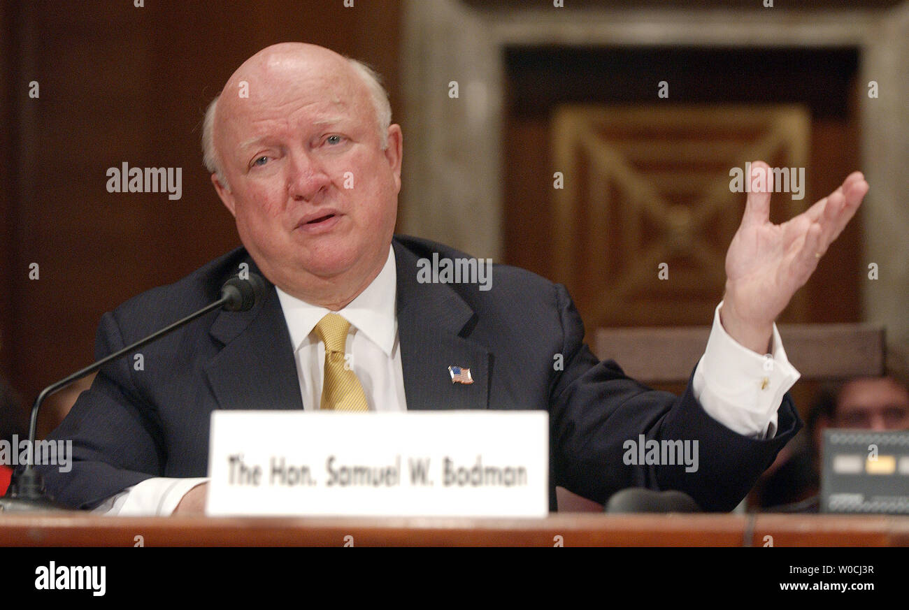 Il Segretario dell'energia Samuel Bodman testimonia davanti al Senato di energia e di risorse naturali Comitato audizione sull'anno fiscale 2006 Dipartimento di energia sul bilancio il 3 marzo 2005, sul colle del Campidoglio di Washington. (UPI foto/Roger L. Wollenberg) Foto Stock