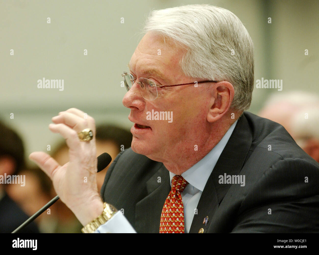 Il Sen. Jim Bunning, R-ky, testimonia davanti alla casa Comitato per la riforma del governo circa l'uso di steroidi nella Major League Baseball su Marzo 17, 2005 a Washington. MLB è venuto sotto critica importante per ciò che è detto essere dilagante uso di steroidi da loro giocatori. (UPI foto/Michael Kleinfeld) Foto Stock