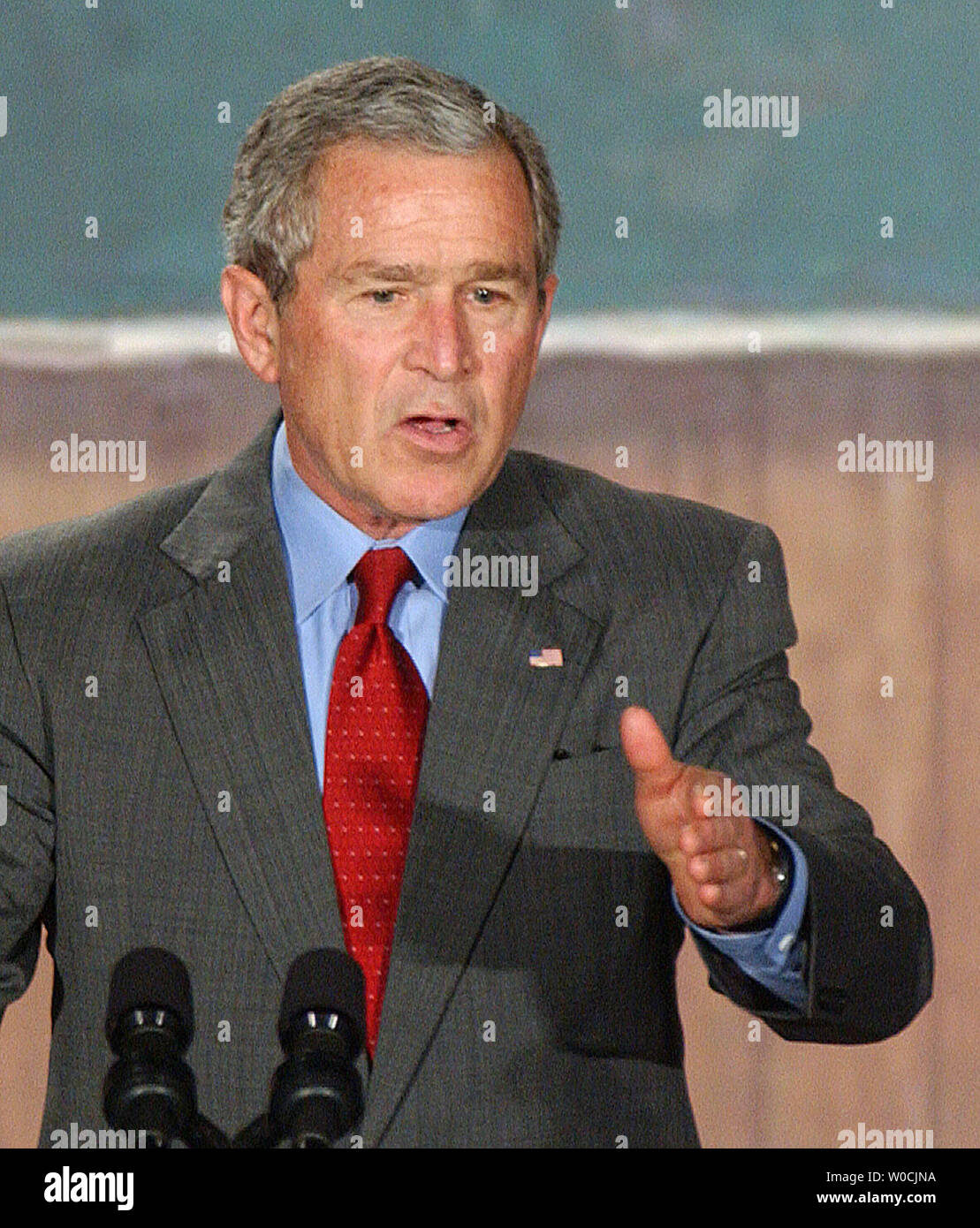 Stati Uniti Il Presidente Bush parla di aiutare l'America la gioventù attraverso la fede basata su organizzazioni durante un evento a Paolo pubblica Scuola Charter a Washington il 1 aprile 2005. (UPI foto/Roger L. Wollenberg) Foto Stock