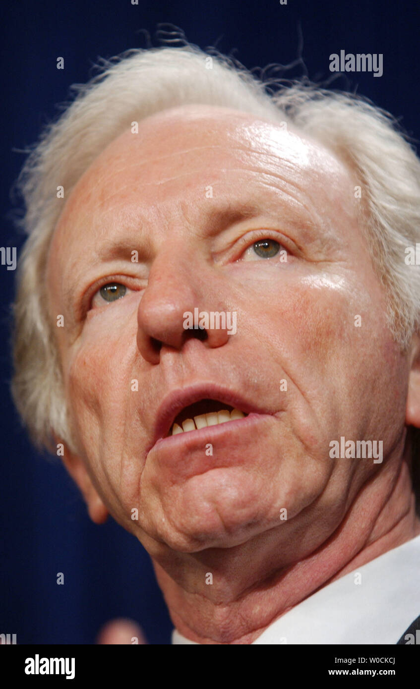 Il Sen. Joe Lieberman, D-Conn, parla ai membri della stampa in occasione di una conferenza stampa su i repubblicani tentativo di terminare la filibuster come strumento per il Congresso, il 20 aprile 2005. Lieberman ha detto i repubblicani non dovrebbero cambiare le regole. (UPI foto/Michael Kleinfeld) Foto Stock