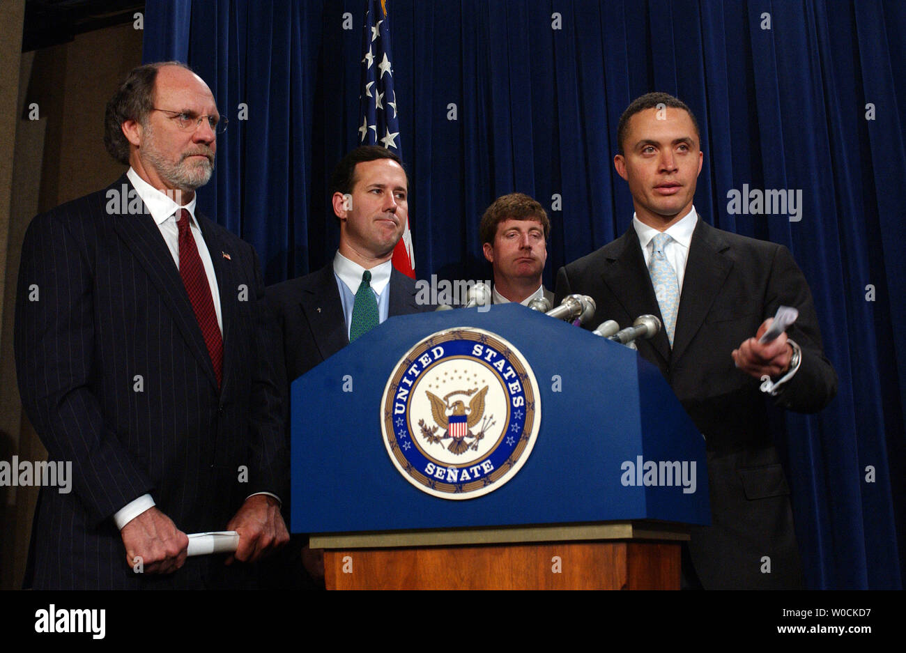 Il Sen. Jon Corzine, D-GV, Rick Santorum, R-PA, sost. Jim DeMint, R-SC e sost. Harold Ford, D-TN (l a r) introdurre una legislazione per creare un conto di risparmio, con alcune iniziali al governo di finanziare, per ogni bambino nato dopo il 31 dicembre 2006, durante una conferenza stampa in Campidoglio il 21 aprile 2005. Il disegno di legge è destinato a incoraggiare il risparmio nazionale, che è attualmente molto bassa. (UPI foto/Roger L. Wollenberg) Foto Stock