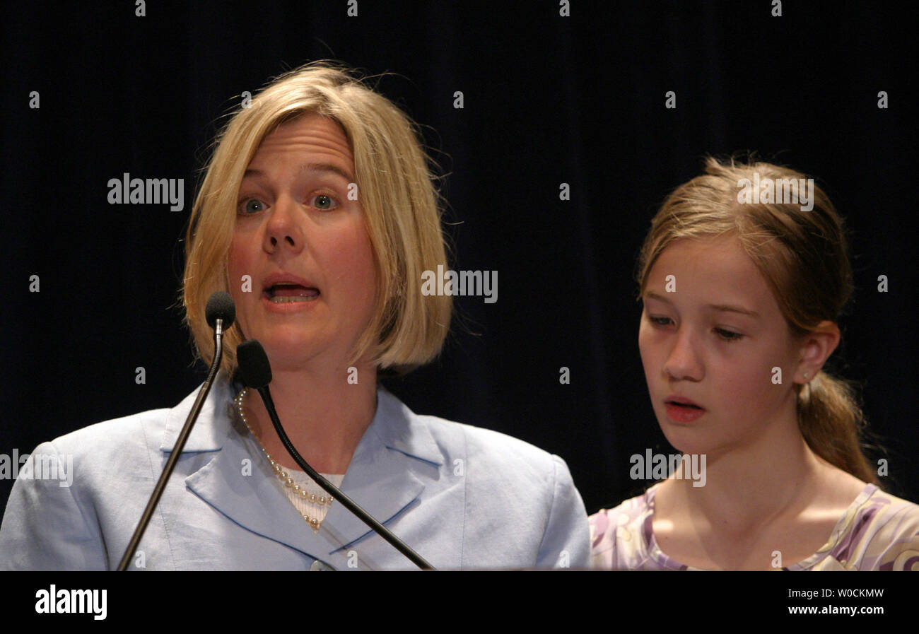 Sarah Landon un MoveOn gli stati e i suoi dieci anni Malerie figlia parlano circa gli aspetti negativi del repubblicano leadership giudiziaria a un rally MoveOn tenutasi presso l'Hyatt Regency Capital Hill hotel di Washington DC il 27 aprile 2005. (UPI foto/Kevin Dietsch) Foto Stock