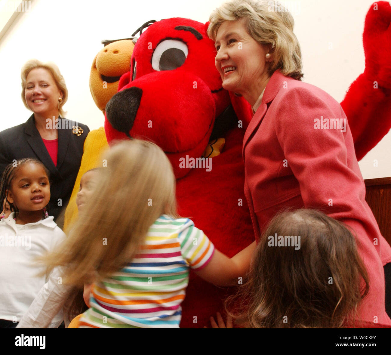 Il Sen. Kay Bailey Hutchison, R-Texas, destra, Sen. Mary Landrieu, D-La sinistra lontana, ottenere un grande gruppo abbraccio con Clifford big red dog e "Arthur", durante una celebrazione della XII annuale di prendere i nostri figli e figlie a lavorare giorno di aprile 28, 2005 a Washington. I due senatori ha parlato con i ragazzi su ciò che è stato come lavorare in congresso. (UPI foto/Michael Kleinfeld) Foto Stock