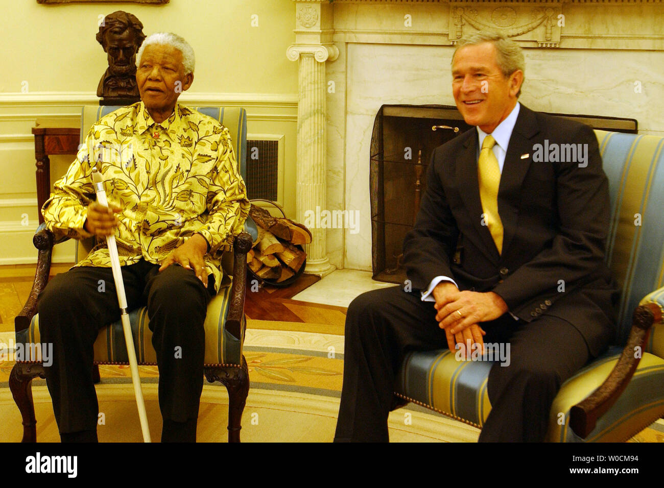 Ex Presidente del Sudafrica Nelson Mandela è accolto alla Casa Bianca dal Presidente George Bush il 17 maggio 2005 a Washington. Mandela è negli Stati Uniti in cerca di supporto per il Nelson Mandela Trust Legacy, che supporta il suo afro-basata di beneficenza. (UPI foto/Michael Kleinfeld) Foto Stock