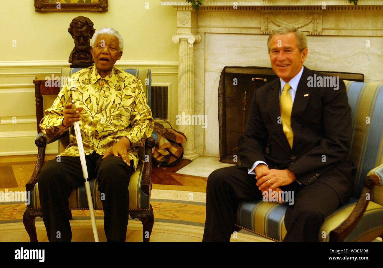 Ex Presidente del Sudafrica Nelson Mandela è accolto alla Casa Bianca dal Presidente George Bush il 17 maggio 2005 a Washington. Mandela è negli Stati Uniti in cerca di supporto per il Nelson Mandela Trust Legacy, che supporta il suo afro-basata di beneficenza. (UPI foto/Michael Kleinfeld) Foto Stock