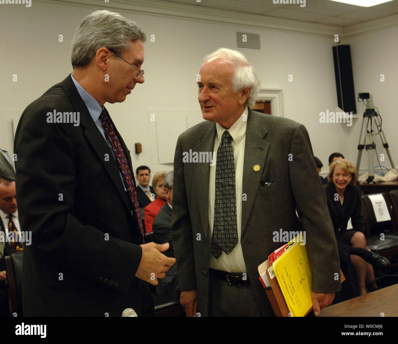 Stephen Goss, Chief attuario del Social Security Administration viene accolto da sost. Sandy Levin, D-MI, prima di testifing prima casa modi e mezzi Comitato per la protezione sociale fiduciari outlook finanziario sotto la legge attuale il 24 maggio 2005 a Washington. L'amministrazione Bush è ancora la realizzazione di campagne per cambiare il modo in cui la sicurezza sociale è gestito e distribuito. (UPI foto/Michael Kleinfeld) Foto Stock