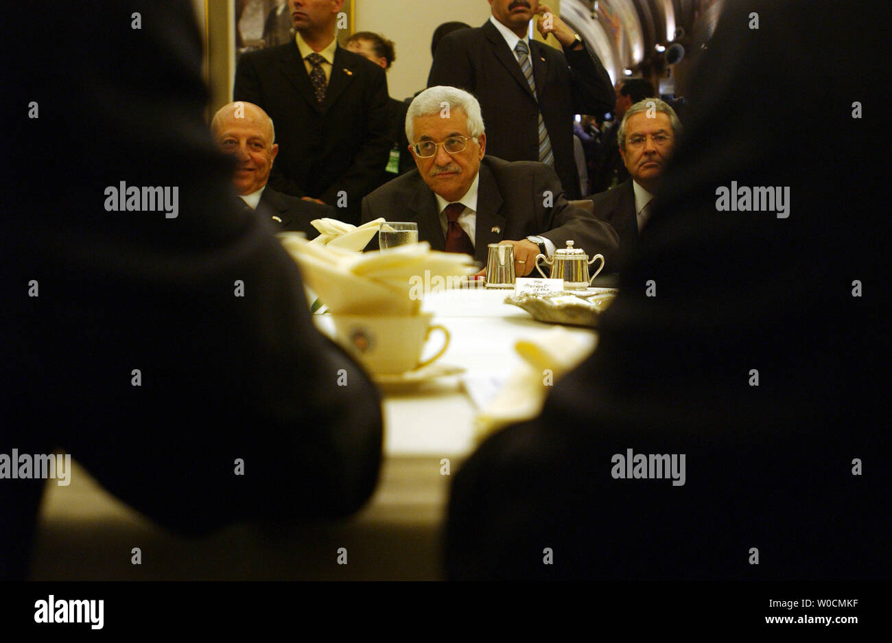 Il presidente palestinese Mahmoud Abbas si incontra con gli Stati Uniti Senato stranieri Comitato di relazione sulla Capitol Hill a maggio 25, 2005 a Washington. Abbas è a Washington per discutere la situazione attuale in Israele e Palestina e di parlare del processo di pace. (UPI foto/Michael Kleinfeld) Foto Stock