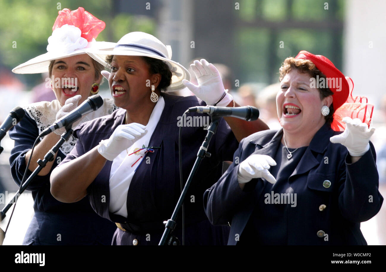Preformers dal cambio di oscillazione del gruppo di cantanti cantare presso il National Memorial Day Parade di Washington il 30 maggio 2005. (UPI foto/Kevin Dietsch) Foto Stock