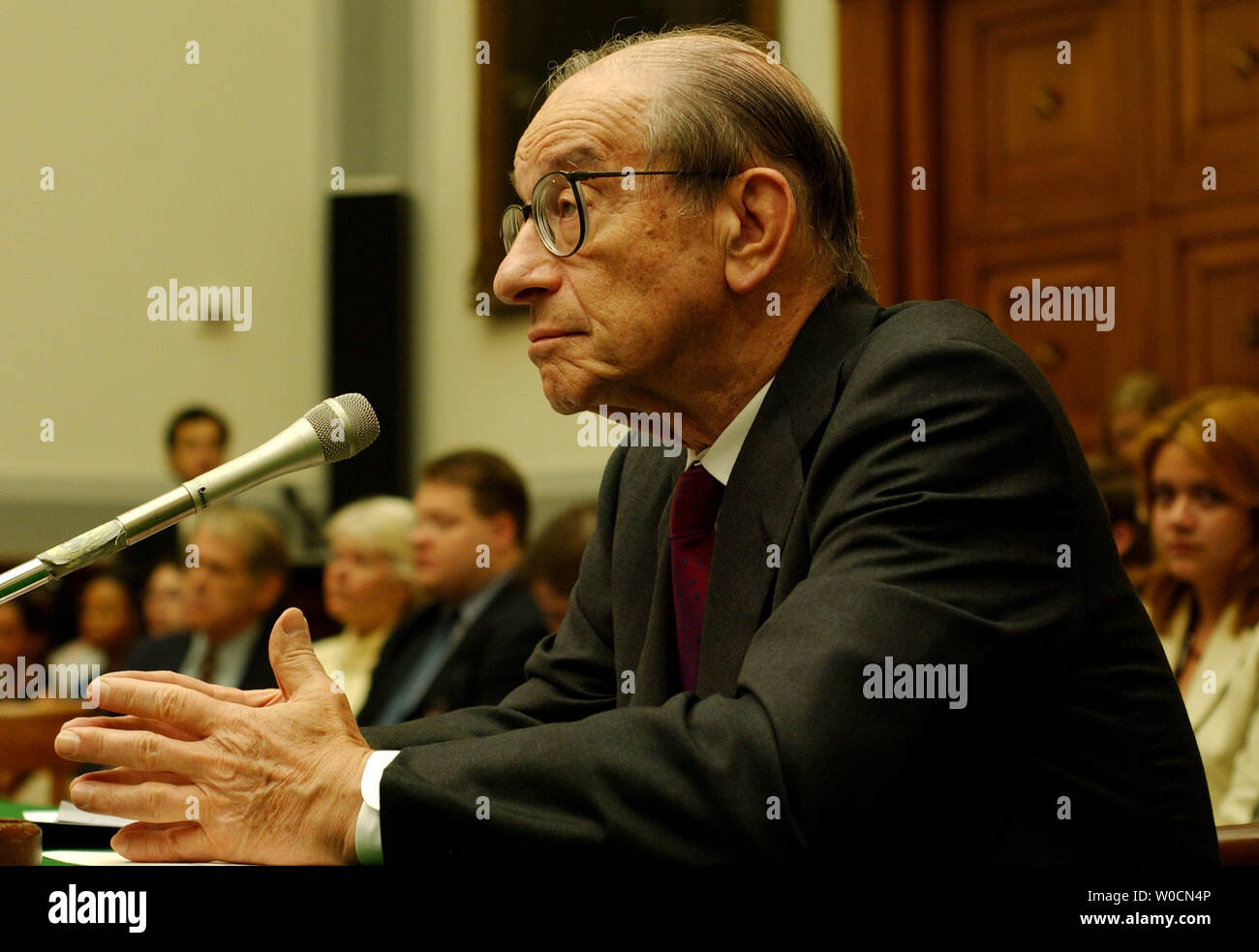 Federal Reserve Chairman Alan Greenspan testimonia prima di un comitato economico misto audizione sulle prospettive economiche degli Stati Uniti il 9 giugno 2005 a Washington. Greenspan ha parlato brevemente circa il mercato degli alloggi, ma ha detto che più di tutti, l'economia era in buona forma. (UPI foto/Michael Kleinfeld) Foto Stock