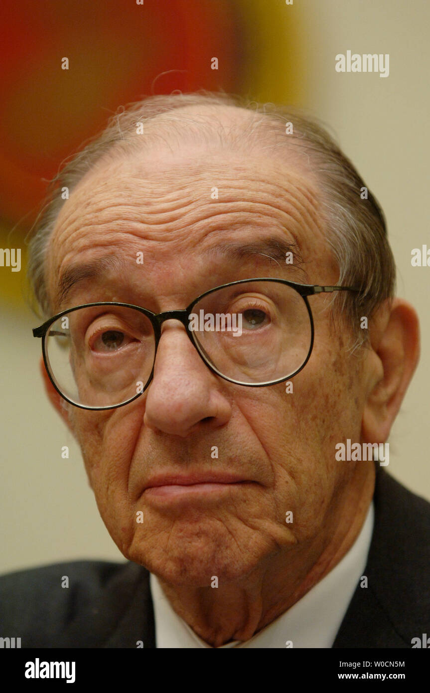 Federal Reserve Chairman Alan Greenspan testimonia prima di un comitato economico misto audizione sulle prospettive economiche degli Stati Uniti il 9 giugno 2005 a Washington. Greenspan ha parlato brevemente circa il mercato degli alloggi, ma ha detto che più di tutti, l'economia era in buona forma. (UPI foto/Michael Kleinfeld) Foto Stock