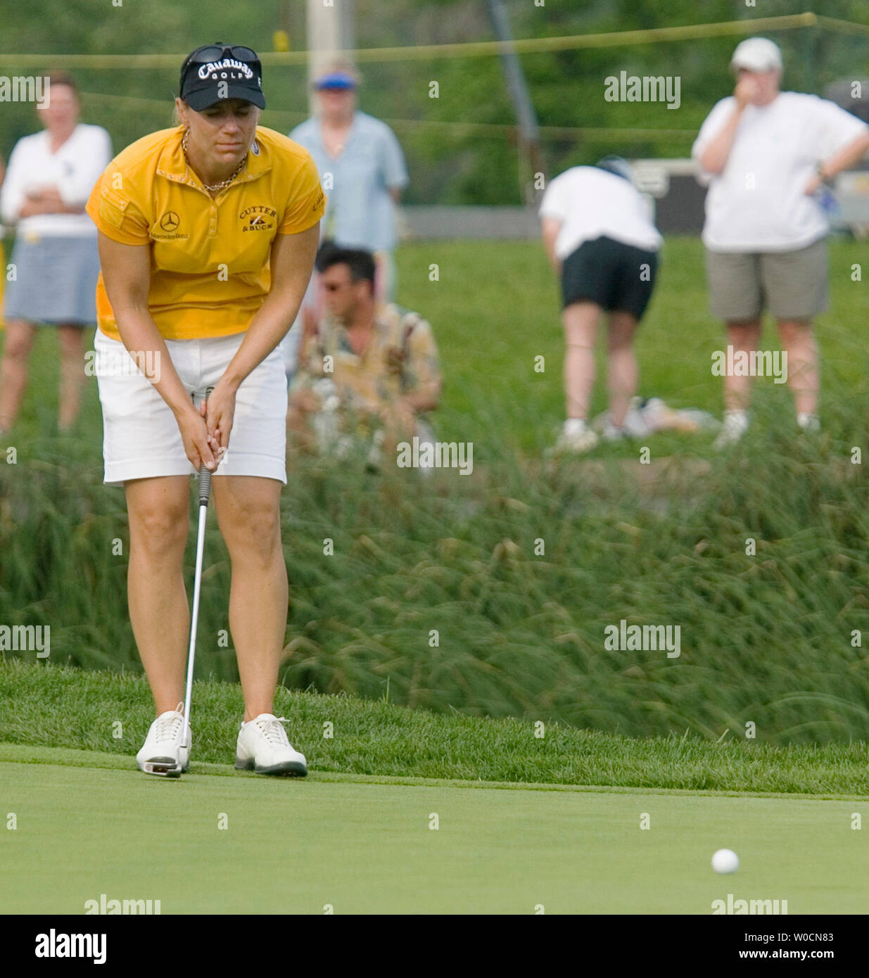 Annika Sorenstam orologi il suo putt sul diciottesimo verde durante il terzo round di gioco presso il McDonalds LPGA Championship nel torneo di Havre De Grace, Maryland, 11 giugno 2005. (UPI foto/Kamenko Pajic) Foto Stock