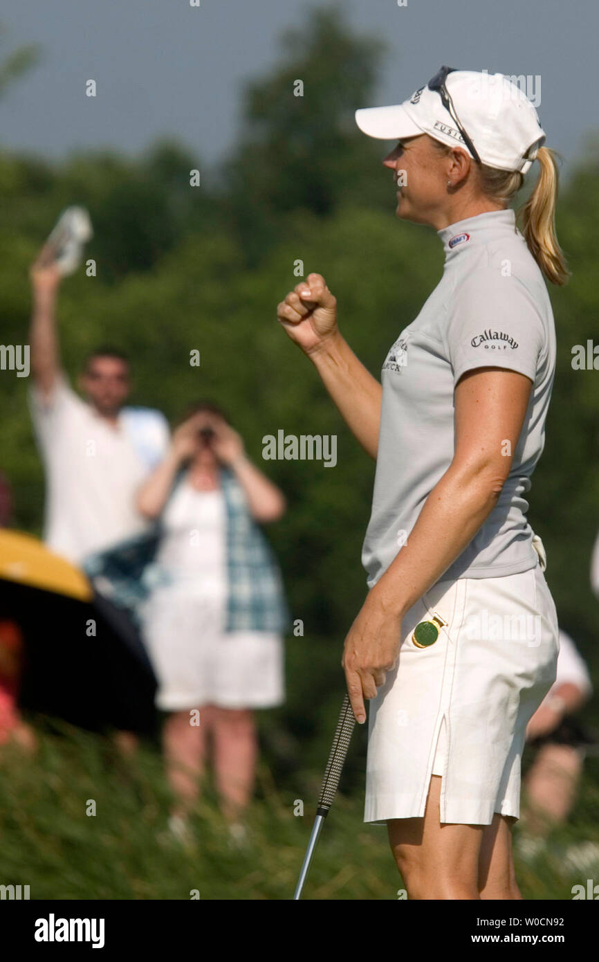 Annika Sorenstam di Svezia cheers dopo colpendo il suo putt sul diciottesimo foro durante il round finale del McDonald LPGA Championship su Giugno 12, 2005 a Bulle Rock Golf in Havre De Grace, Maryland. Ha vinto il torneo per la terza volta di fila. (UPI foto/Kamenko Pajic) Foto Stock