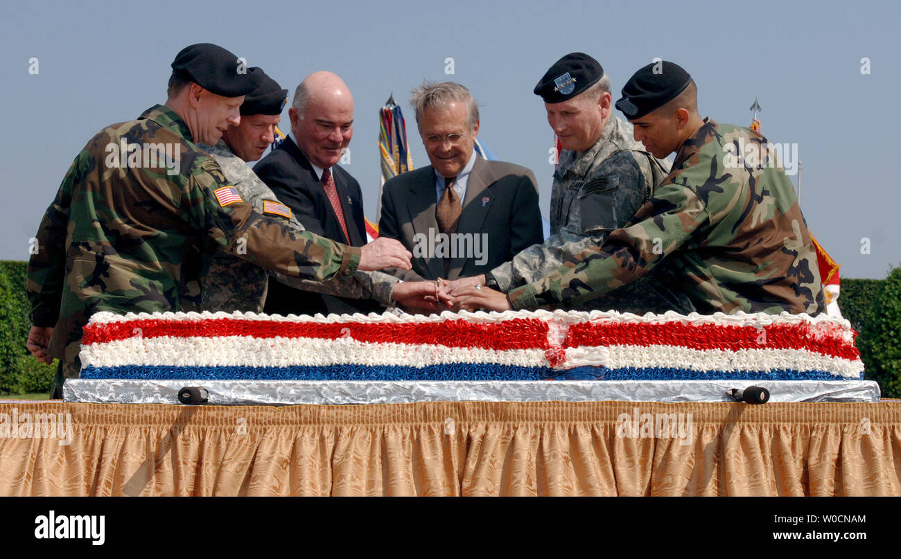 Il Segretario della Difesa Donald Rumsfeld, centro consente di tagliare una torta di compleanno durante una cerimonia celebrativa dell'esercito 230th compleanno il 14 giugno 2005, presso il Pentagono di Arlington, Virginia da sinistra sono Col. David McLeod; SMA Kenneth O. Preston, sergente maggiore dell'esercito; Francis J. Harvy, segretario dell'esercito; Rumsfeld; Gen. Peter J. Schoomaker, Capo del personale dell'esercito; PFC e Roberto Burgos. (UPI foto/Roger L. Wollenberg) Foto Stock