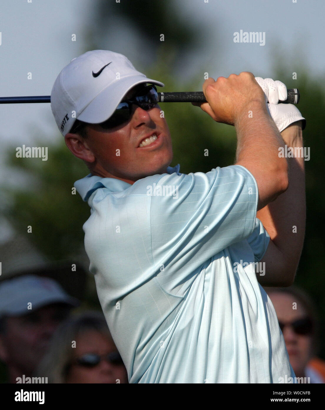 Justin Leonard orologi la sua palla dopo averla spenta del XII scatola a t durante il primo round di U.S. Aperto a Pinehurst No. 2, in Pinehurst, N.C. il 16 giugno 2005. (UPI foto/Kevin Dietsch) Foto Stock