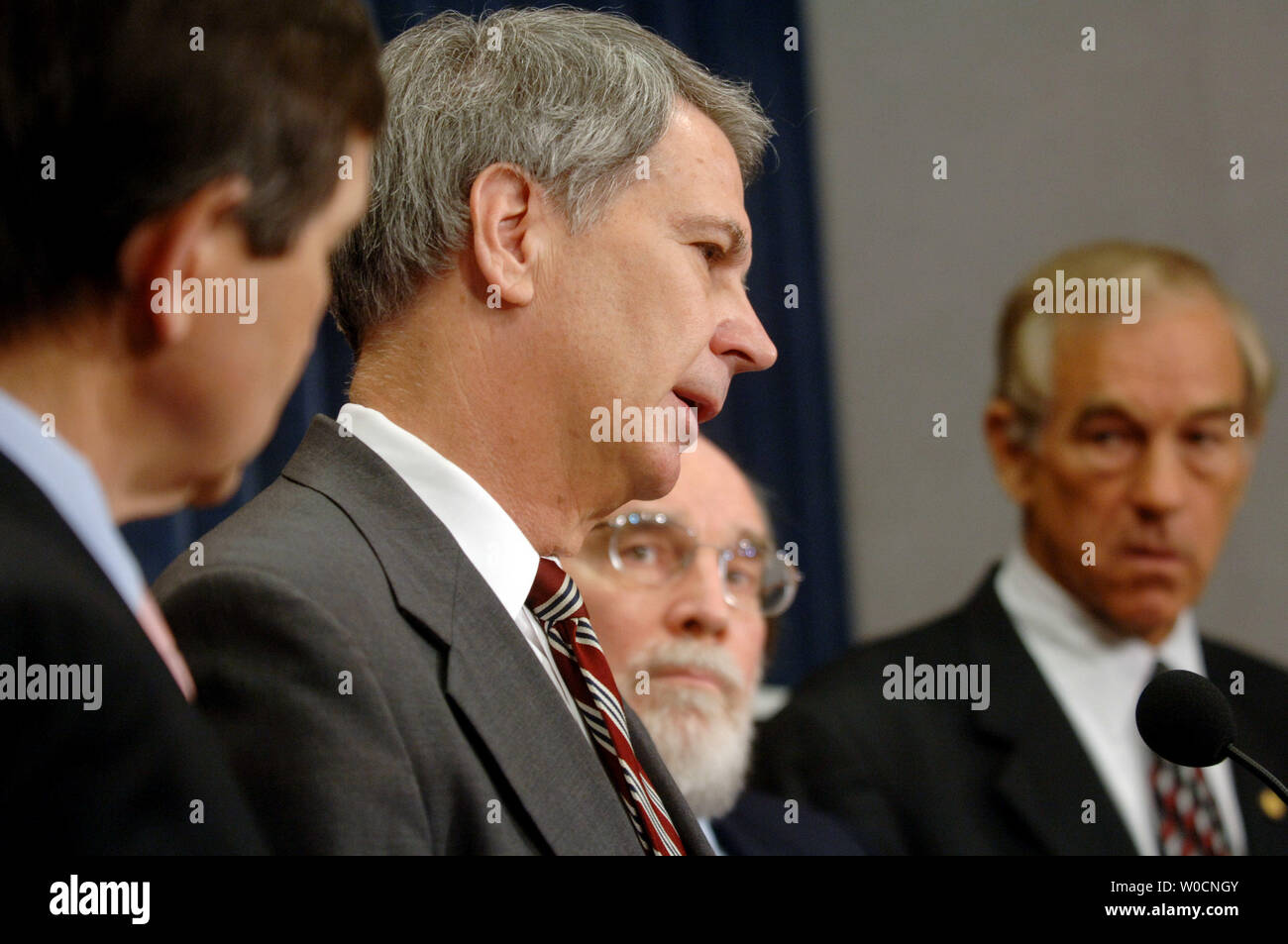 Sost. Walter Jones, R-NC, parla con i membri della stampa nel corso di una conferenza stampa a giugno 16, 2005 a Washington. (L a R) REP. Dennis Kucinich, D-OH, Jones, Rep Neil Abercrombie, D-Hw e sost. Ron Paul, R-tx venuti tutti insieme a sostegno di un progetto di legge che chiede di inizio del ritiro delle truppe dall'Iraq in 2006. (UPI foto/Michael Kleinfeld) Foto Stock