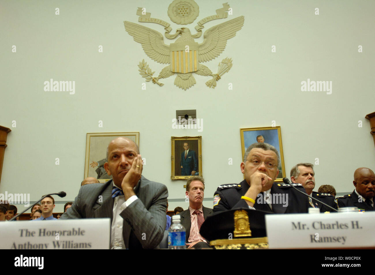 Distretto di Columbia Sindaco Anthony Williams, sinistra e Charles Ramsey, DC Capo della Polizia testimoniare davanti alla casa di governo riforma Comitato il 28 giugno 2005 a Washington. La Commissione sta esaminando un progetto di legge che obbligherebbe DC a cambiare le leggi che vietano la mano pistole e armi semiautomatiche. Né la residenza del distretto, né la sua Città Consiglio sostiene il progetto di legge scritta da casa repubblicani. (UPI foto/Michael Kleinfeld) Foto Stock