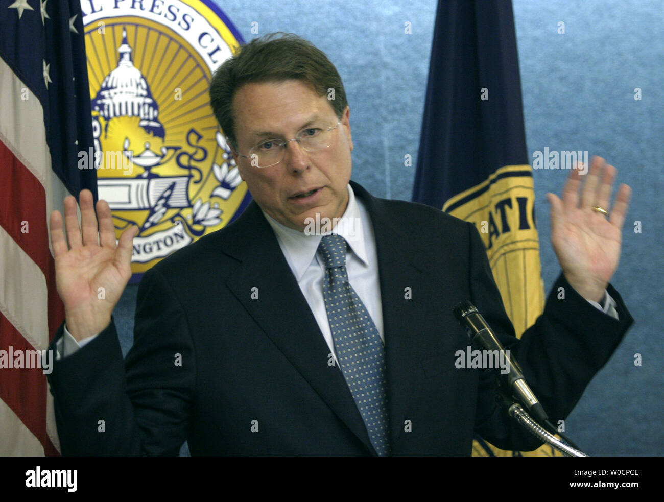 National Rifle Association Executive Vice Presidente Wayne LaPierre dà il suo sostegno per il commercio legale di armi in atto, che proteggerà gun makers di essere citato nella pistola incidenti e omicidi, presso il National Press Club a Washington 20, 2005. (UPI foto/Kevin Dietsch) Foto Stock