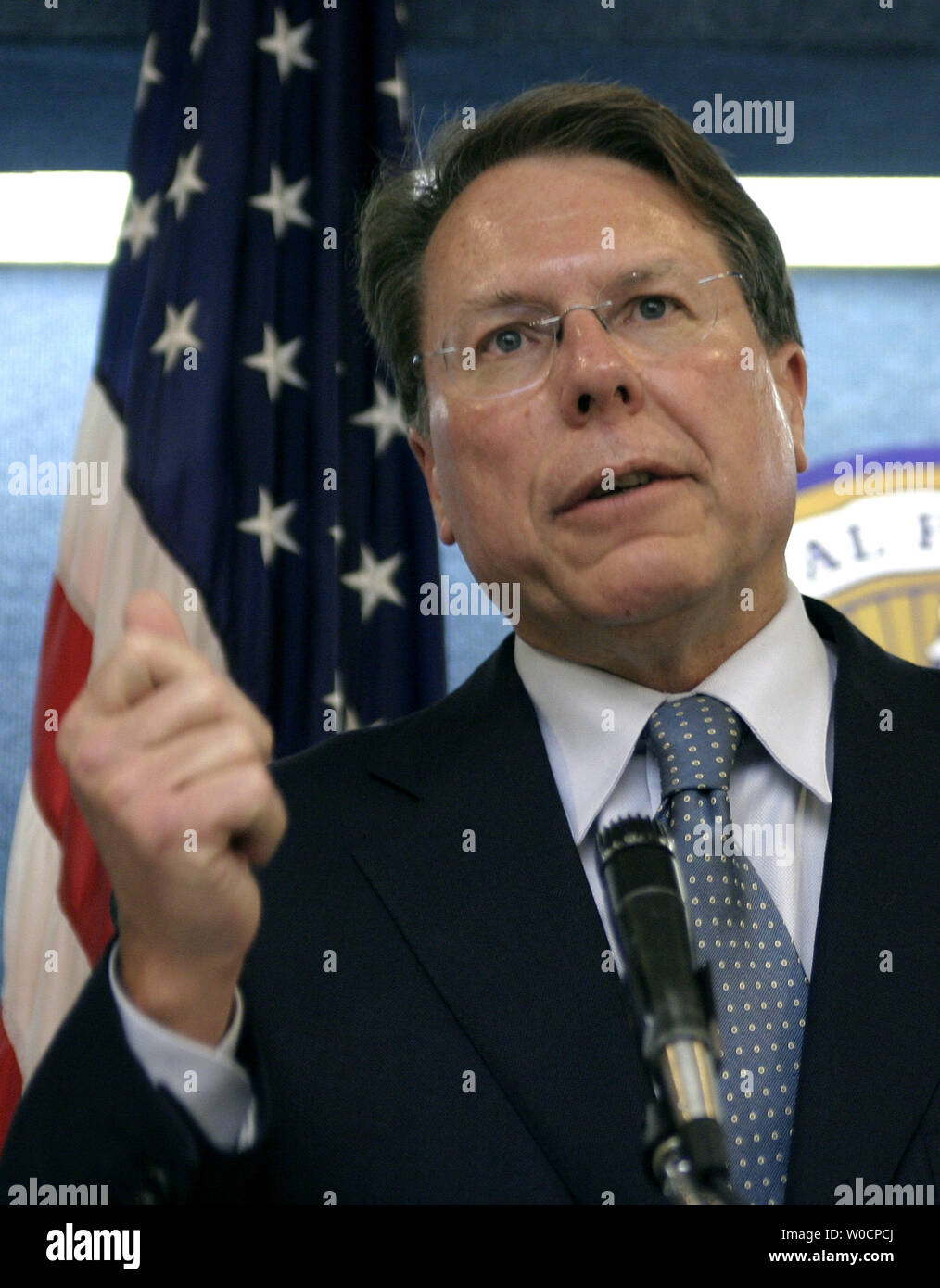 National Rifle Association Executive Vice Presidente Wayne LaPierre dà il suo sostegno per il commercio legale di armi in atto, che proteggerà gun makers di essere citato nella pistola incidenti e omicidi, presso il National Press Club a Washington 20, 2005. (UPI foto/Kevin Dietsch) Foto Stock