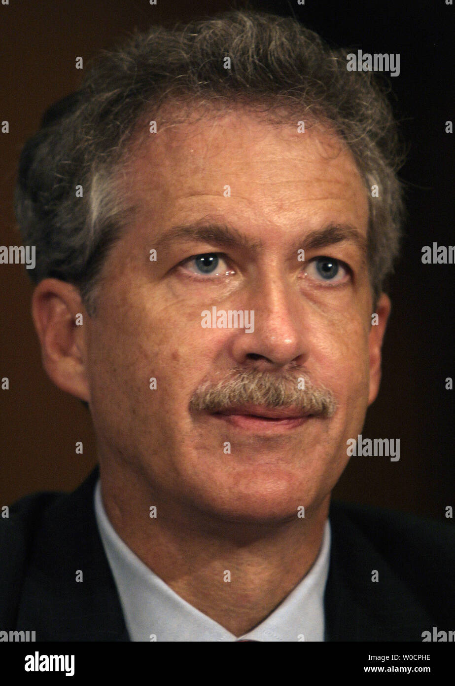 William J. Burns parla prima che la commissione per le Relazioni Estere circa la sua candidatura per essere ambasciatore presso la Federazione russa ad una audizione del Campidoglio di Washington il 27 luglio 2005. (UPI foto/Kevin Dietsch) Foto Stock