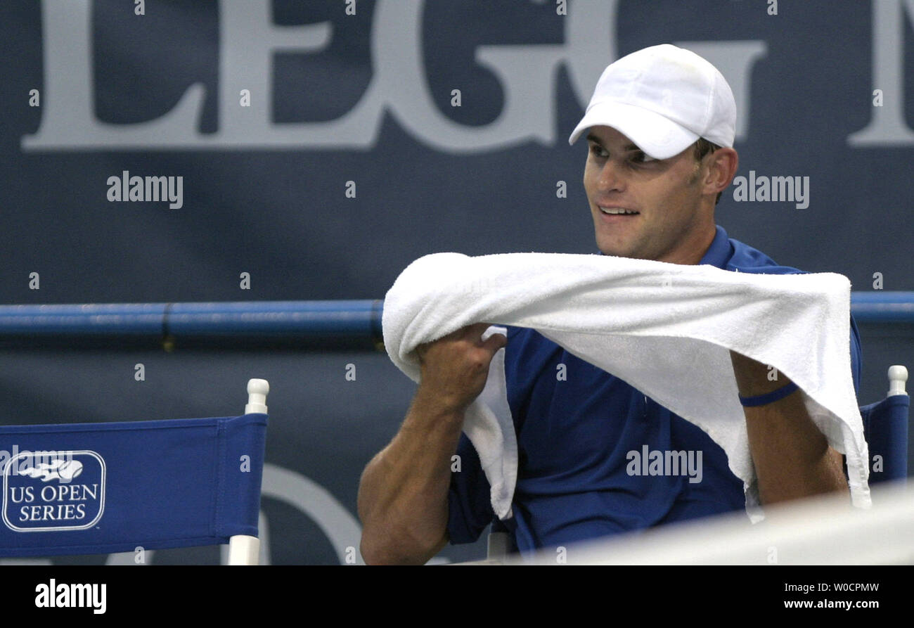 Andy Roddick salviette sudore dal suo volto in tra i set contro Giovanni LAPENTTI durante il secondo turno di Legg Mason classico del tennis presso il William H.G. Fitzgerald Tennis Center di Washignton DC il 2 agosto 2005. Roddick ha sconfitto Giovanni in due insiemi di dritto, avanzando al terzo round. (UPI foto/Kevin Dietsch) Foto Stock