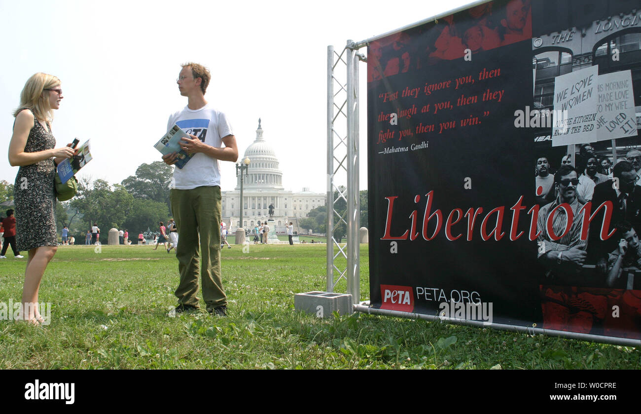 Ben Godwin, un popolo per il trattamento etico degli animali (PETA) colloqui di volontari per un osservatore di fronte a una mostra intitolata "Liberazione animale", che confronta la concatenazione di elefanti nei Circhi e il sollevamento degli animali della fattoria della schiavitù e del lavoro minorile, sul Campidoglio di Washington, il 11 agosto, 2005. (UPI foto/Kevin Dietsch) Foto Stock