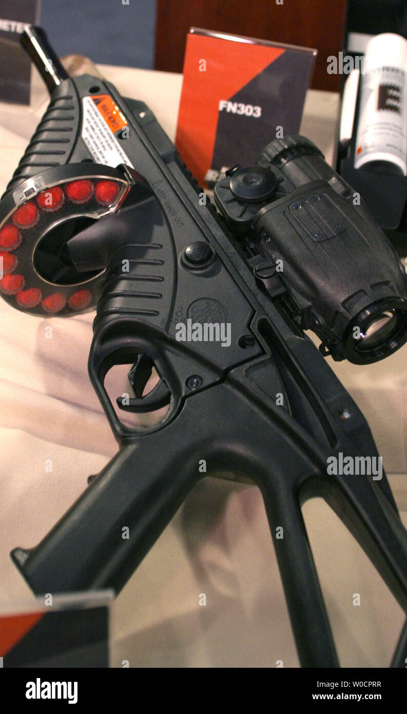 La FN303 è un nuovo non letale. ad alta potenza pistola paintball che il Dipartimento della Difesa prevede di iniziare utilizzando nella guerra globale al terrorismo, questa e altre nuove tecnologie sono state mostra durante una conferenza stampa al Pentagono in Virginia, su agosto 12, 2005. (UPI foto/Kevin Dietsch) Foto Stock
