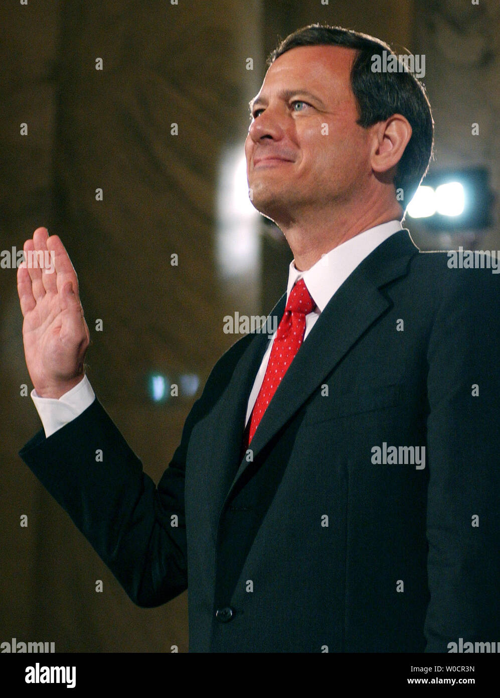 La Corte Suprema di Giustizia nominee John Roberts è giurato in prima della commissione giudiziaria presso la sua audizione di conferma sul Campidoglio di Washington sul set. 12, 2005. (UPI foto/Kevin Dietsch) Foto Stock