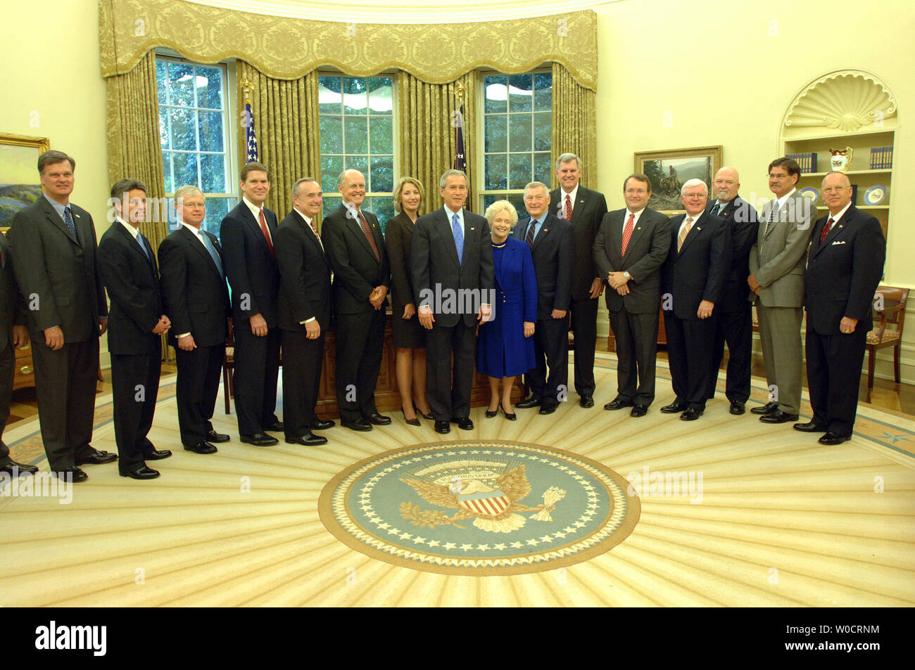 Stati Uniti Il Presidente George W Bush partecipa alle opportunità di una foto con i destinatari del Segretario della Difesa datore di lavoro a sostenere la libertà Award nell'Ufficio Ovale della Casa Bianca dal 14 ottobre, 2005. (UPI foto/Roger L. Wollenberg) Foto Stock