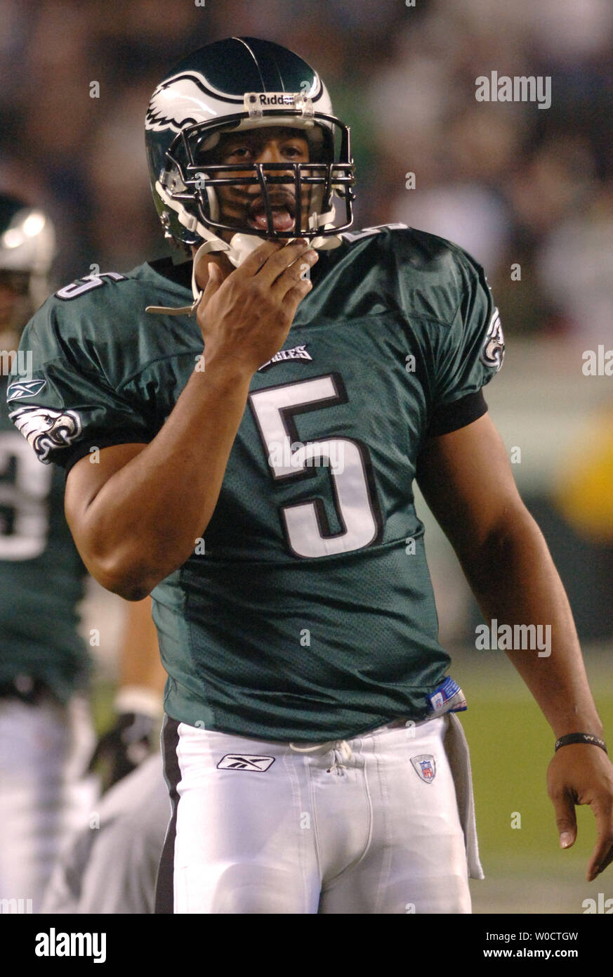 Philadelphia Eagles quarterback Donovan McNabb riscalda-up prima di iniziare il gioco delle Aquile contro Dallas Cowboys, al Lincoln Financial Field di Philadelphia, PA su Novembre, 14, 2005. (UPI foto/Kevin Dietsch) Foto Stock