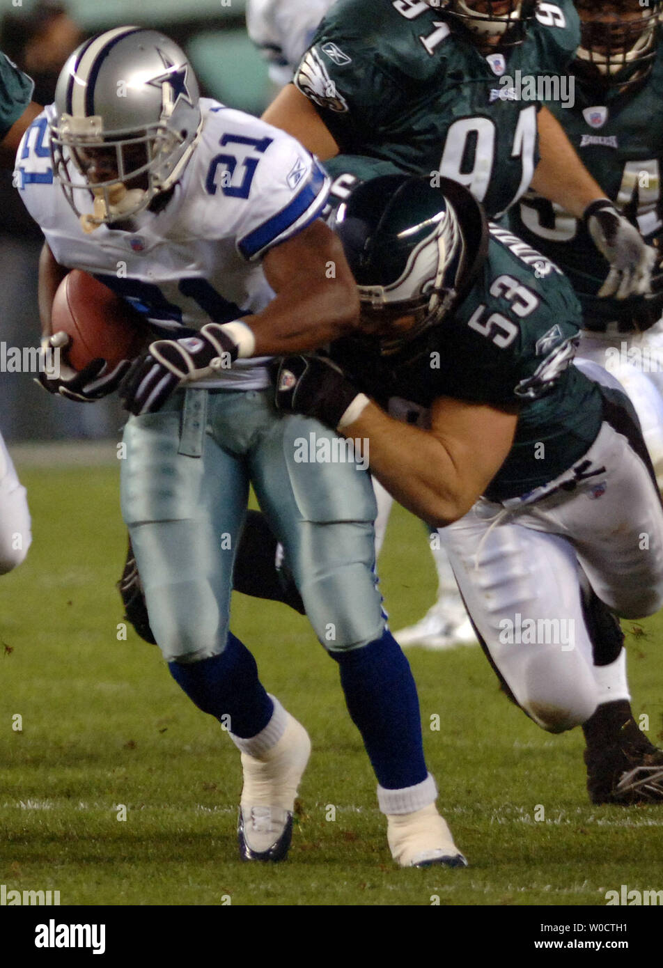 Dallas Cowboys' runnnig back Julius Jones giunchi per 4 metri contro il Philadelphia Eagles Mark Simoneau (53) durante il secondo trimestre al Lincoln Financial Field di Philadelphia, PA su Novembre, 14, 2005. Il cowboy sconfitto il Eagles 21-20, causando le aquile a scendere al di sotto di .500 e spingendoli lontano nella gara di spareggio.(UPI foto/Kevin Dietsch) Foto Stock