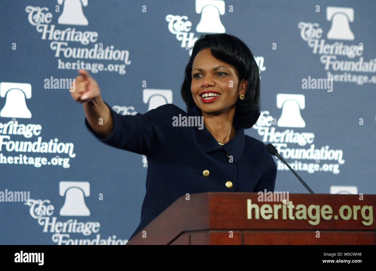 Stati Uniti Il segretario di Stato Condoleeza Rice difende l'amministrazione Bush a prese di posizione in Iraq durante un discorso al patrimonio della Fondazione a Washington il 13 dicembre 2005. Rice ha detto che nonostante le difficoltà e le battute di arresto in corso grandi progressi verso il portare la democrazia in Iraq e rendendo il Medio Oriente un luogo più tranquillo. (UPI foto/Roger L. Wollenberg) Foto Stock