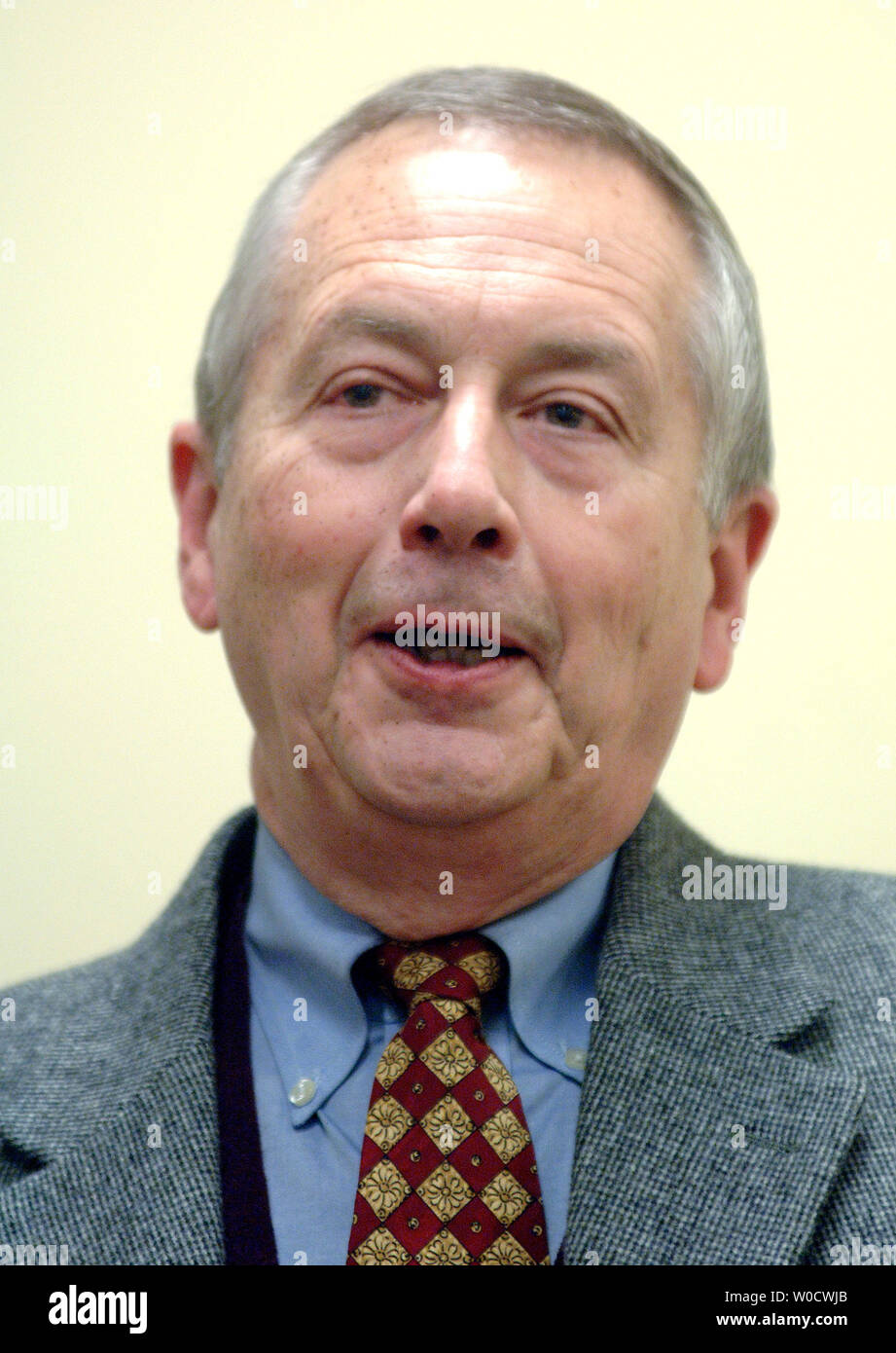 Direttore delle comunicazioni della pistola proprietari d'America Erich Pratt parla nel corso di una conferenza stampa a incoraggiare il Congresso per contrastare il Patriot Act riautorizzazione accordo, a Washington il 13 dicembre 2005. (UPI foto/Kevin Dietsch) Foto Stock