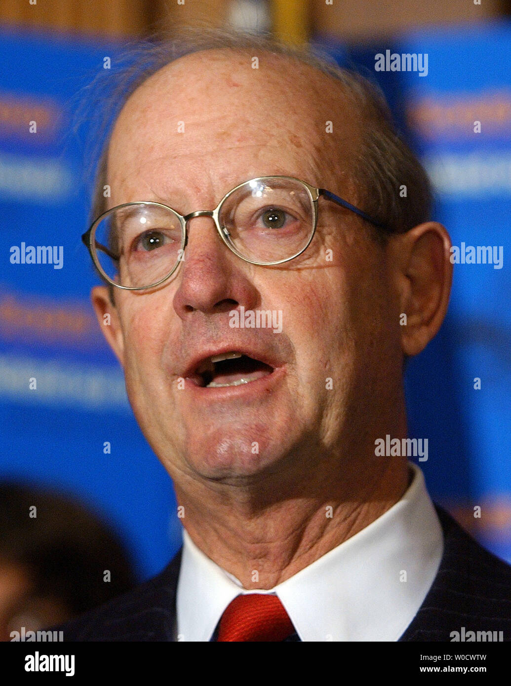 John Cushman, presidente nazionale, Boy Scouts of America, partecipa a una conferenza stampa con il Boy Scout negli Stati Uniti Capitol a Washington il 17 dicembre 2005. Frist era evidenziando un bill, chiamato 'Supporto il nostro Scout Act del 2005", che permette di Boy Scout e di ragazze scout di utilizzare federalmente posseduto la proprietà, una pratica che era stata ridotta a causa della clausola di separazione delle cause legali. (UPI foto/Roger L. Wollenberg) Foto Stock