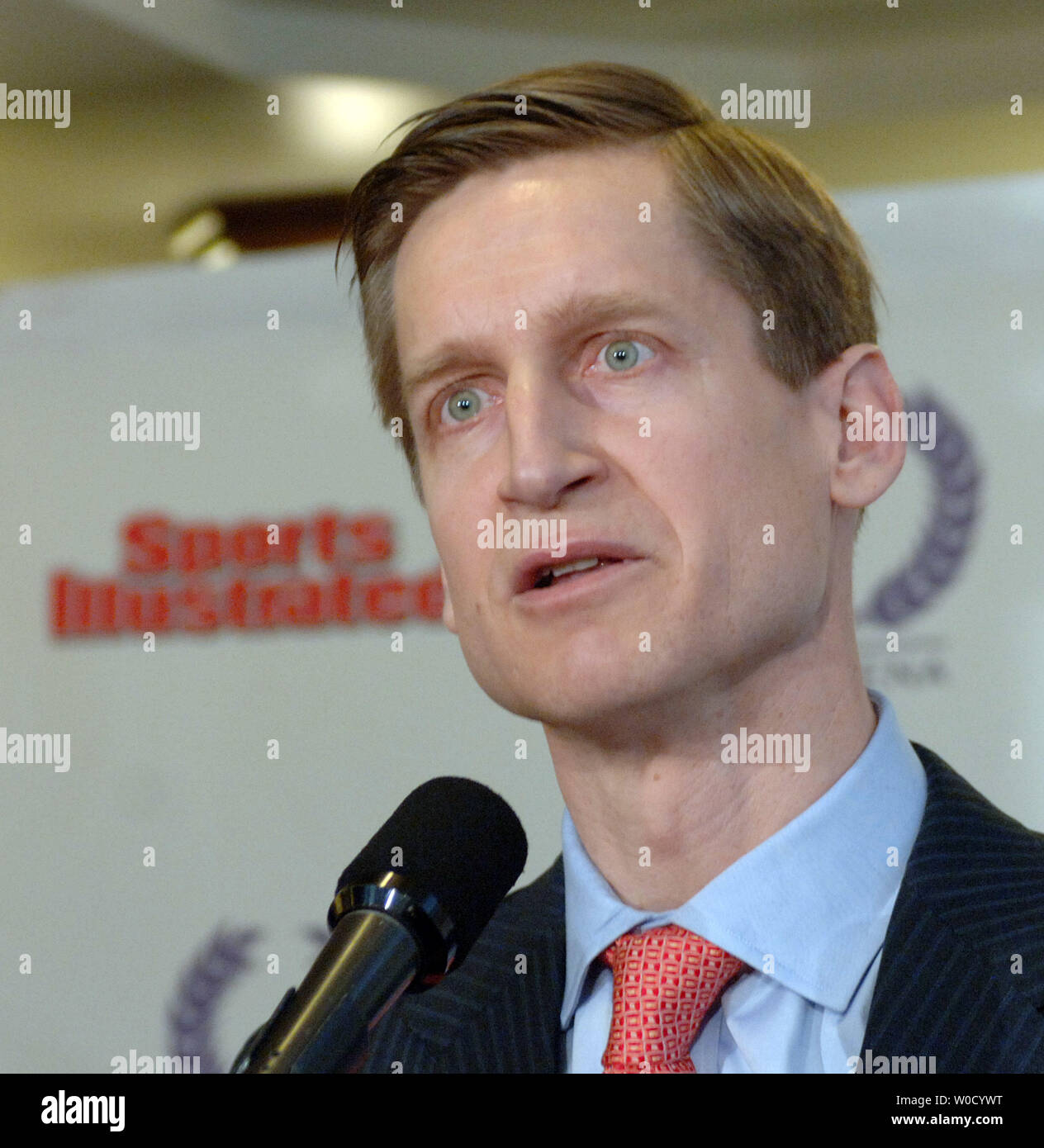 Co-CEO di tempo, Inc., John Squires parla durante una conferenza stampa con gli sport hanno illustrato che annuncia un nuovo steroide e di prevenzione della droga per iniziativa di alta scuola gli atleti presso il National Press Club a Washington il 8 febbraio 2006. Sport illustrati è la donazione di un milione di dollari in contanti e spot pubblicitari per ulteriormente l'obiettivo di eliminare il consumo di sostanze stupefacenti tra gli adolescenti. (UPI foto/Roger L. Wollenberg) Foto Stock