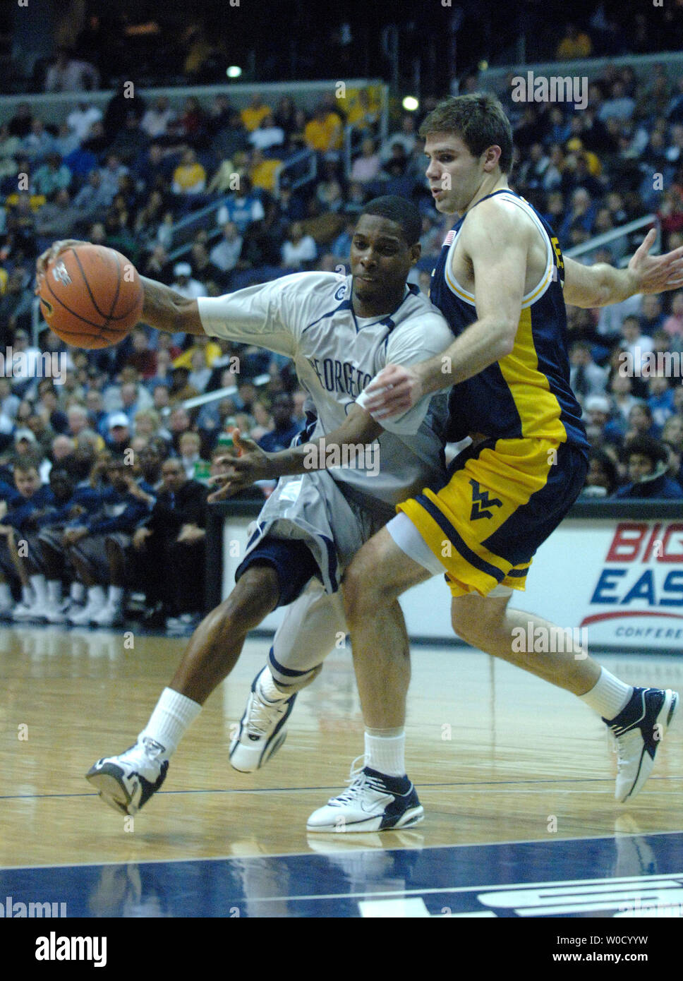 Ashanti Cook dell Università di Georgetown rigidi per il cesto contro Joe Herber del West Virginia University durante il primo semestre al MCI Center di Washington, DC, 12 febbraio 2006. West Virginia sconfitto Georgetown 69-56. (UPI foto/Kevin Dietsch) Foto Stock