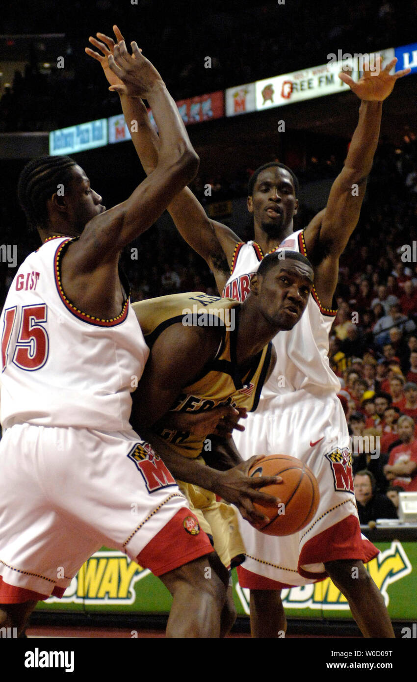 George Tech Ra'Sean Dickery (4) cerca una via di uscita della difesa pesante dalla University of Maryland James Gist (15) e Ekene Ibekwe durante la seconda metà del gioco a Comcast Center in College Park, MD il 18 febbraio 2006. (UPI foto/Kevin Dietsch) Foto Stock