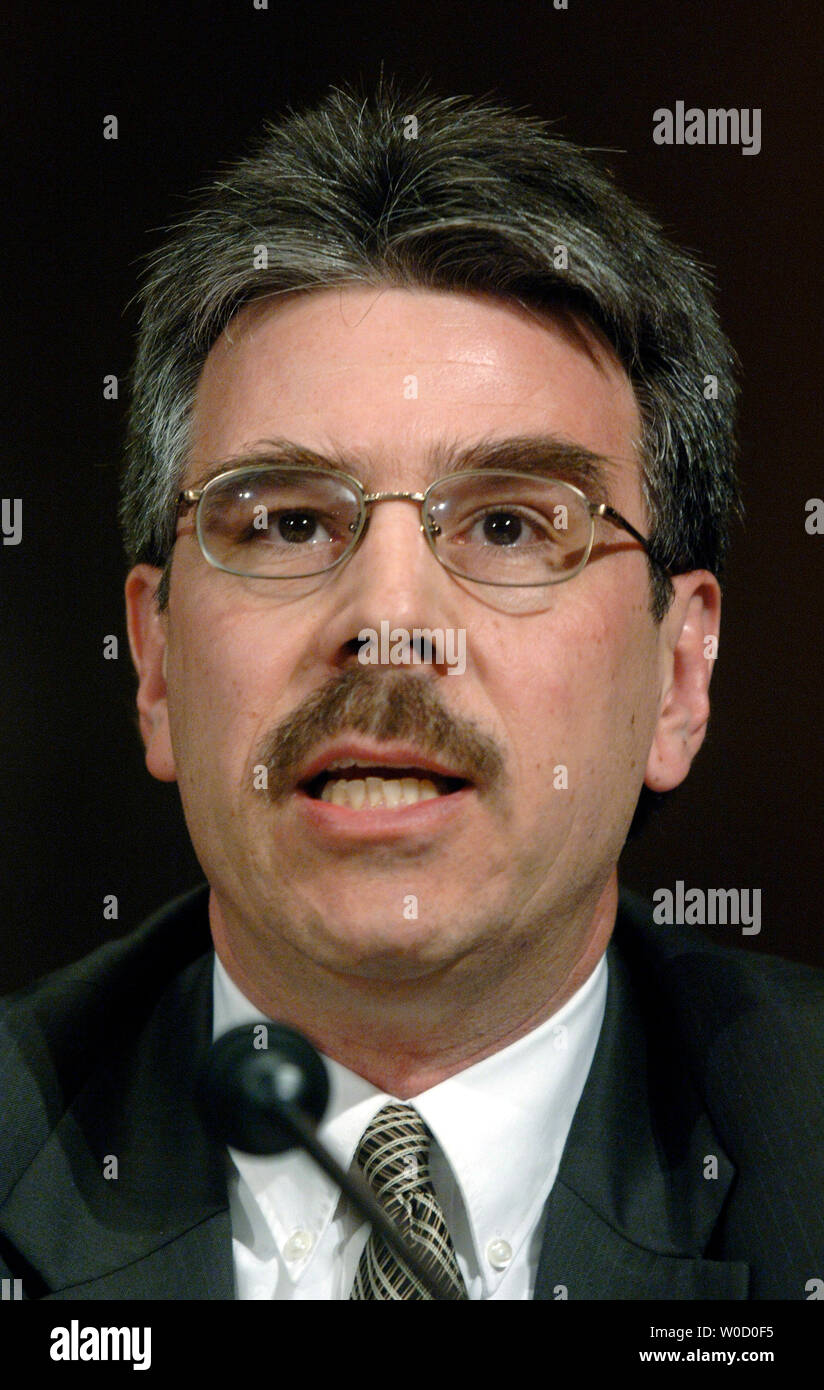 La Yale Law School Professor Ken Gormley testimonia prima di un potere giudiziario del senato audizione del Comitato in tempo di guerra il potere esecutivo e la National Security Agency dell autorità di vigilanza, a Washington il 28 febbraio 2006. (UPI foto/Kevin Dietsch) Foto Stock