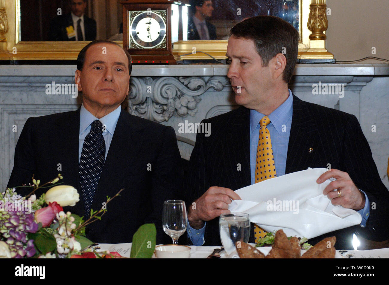 Il Primo Ministro italiano Silvio Berlusconi (L) si siede con il leader della maggioranza del Senato Bill Frist (R-TN) indirizzi dopo una sessione congiunta del Congresso sulla Capitol Hill a Washington il 1 marzo 2006. (UPI foto/Kevin Dietsch) Foto Stock Il Primo Ministro italiano Silvio Berlusconi (L) si siede con il leader della maggioranza del Senato Bill Frist (R-TN) indirizzi dopo una sessione congiunta del Congresso sulla Capitol Hill a Washington il 1 marzo 2006. (UPI foto/Kevin Dietsch) Foto Stock