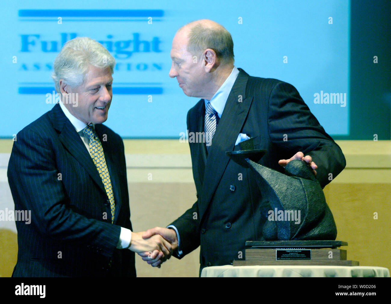 L'ex Presidente Bill Clinton (L) ride scuote le mani con il Chief Executive Officer di The Coca Cola Company Neville Isdell, come egli è presentato con il J. William Fulbright premio per la comprensione internazionale presso il Fondo monetario internazionale a Washington il 12 aprile 2006. Il premio Fulbright riconosce il Clinton combatte contro la povertà, l ignoranza e i pregiudizi in tutto il mondo. (UPI foto/Kevin Dietsch) Foto Stock