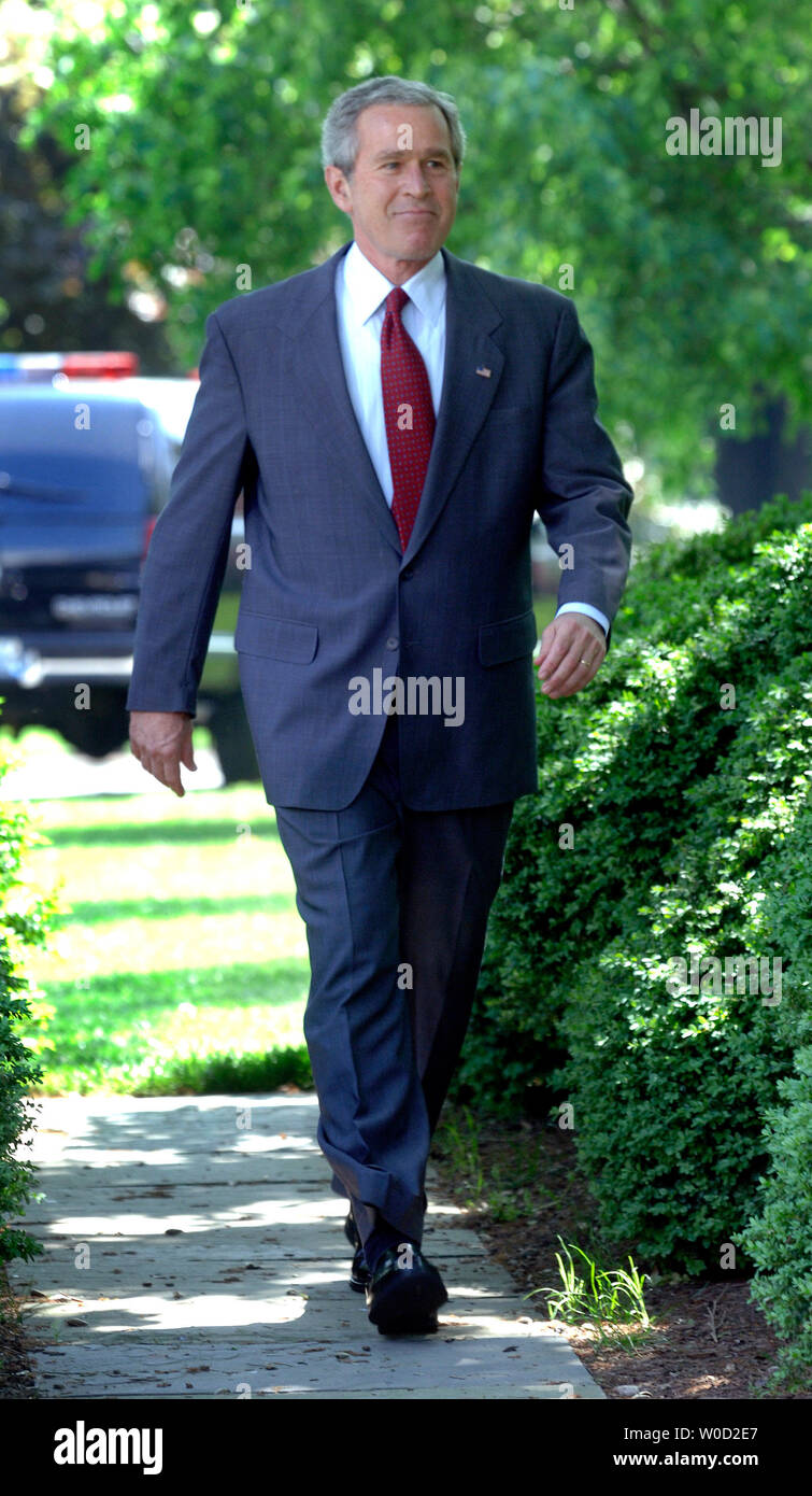 Il Presidente George W Bush fa il suo modo per una cerimonia in cui ha assegnato il US Naval Academy gli uomini della squadra di calcio del Comandante in capo il trofeo, a Washington il 25 aprile 2006. Il comandante in capo il trofeo viene assegnato ogni stagione al vincitore del triangolare di college football serie tra l'Accademia Militare degli Stati Uniti, l'Accademia Navale degli Stati Uniti , e United States Air Force Academy. (UPI foto/Kevin Dietsch) Foto Stock