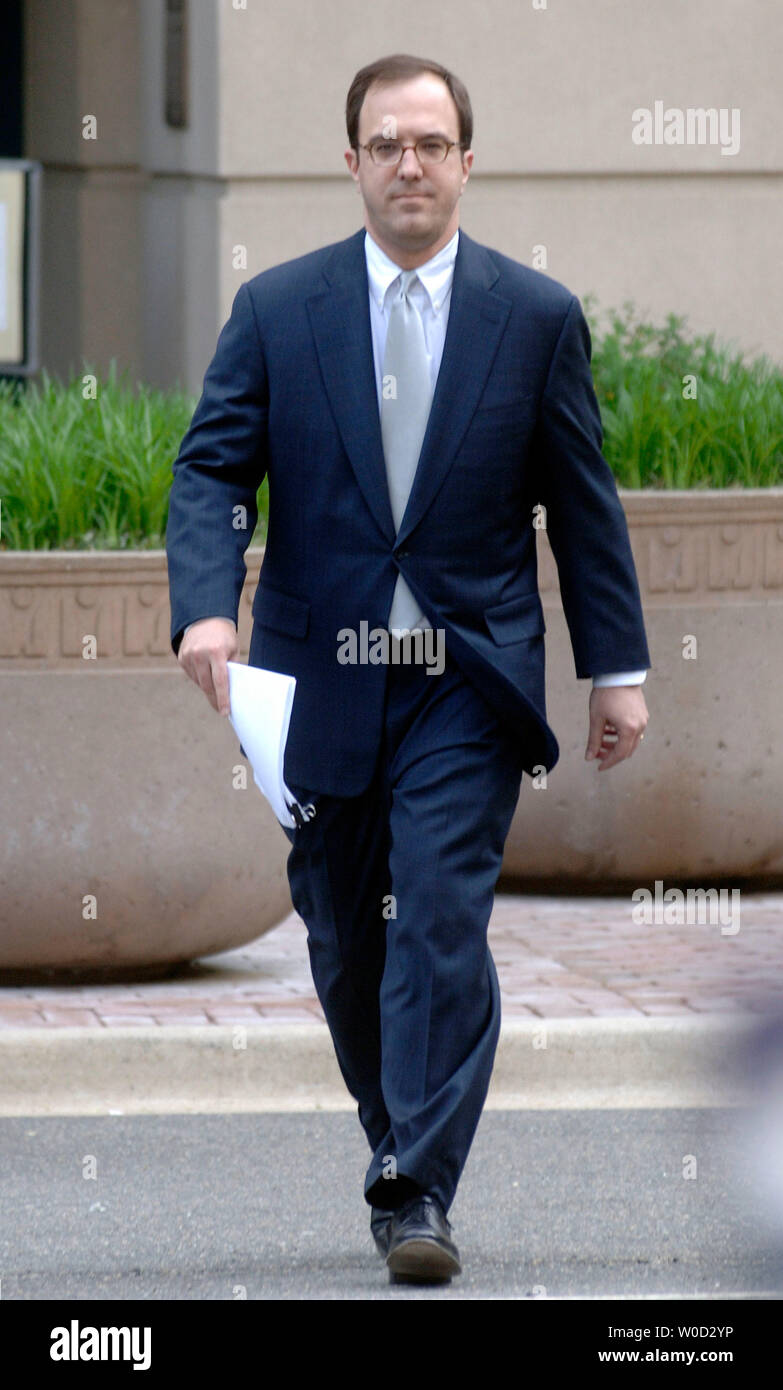 Corte Information Officer ed Adams fa il suo modo per i supporti per leggere il verdetto in Zacarias Moussaoui trail a Alessandria Casa Corte in Alexandria, VA il 3 maggio 2006. Moussaoui dovrà affrontare la vita in carcere con la possibilità di parole. (UPI foto/Kevin Dietsch) Foto Stock