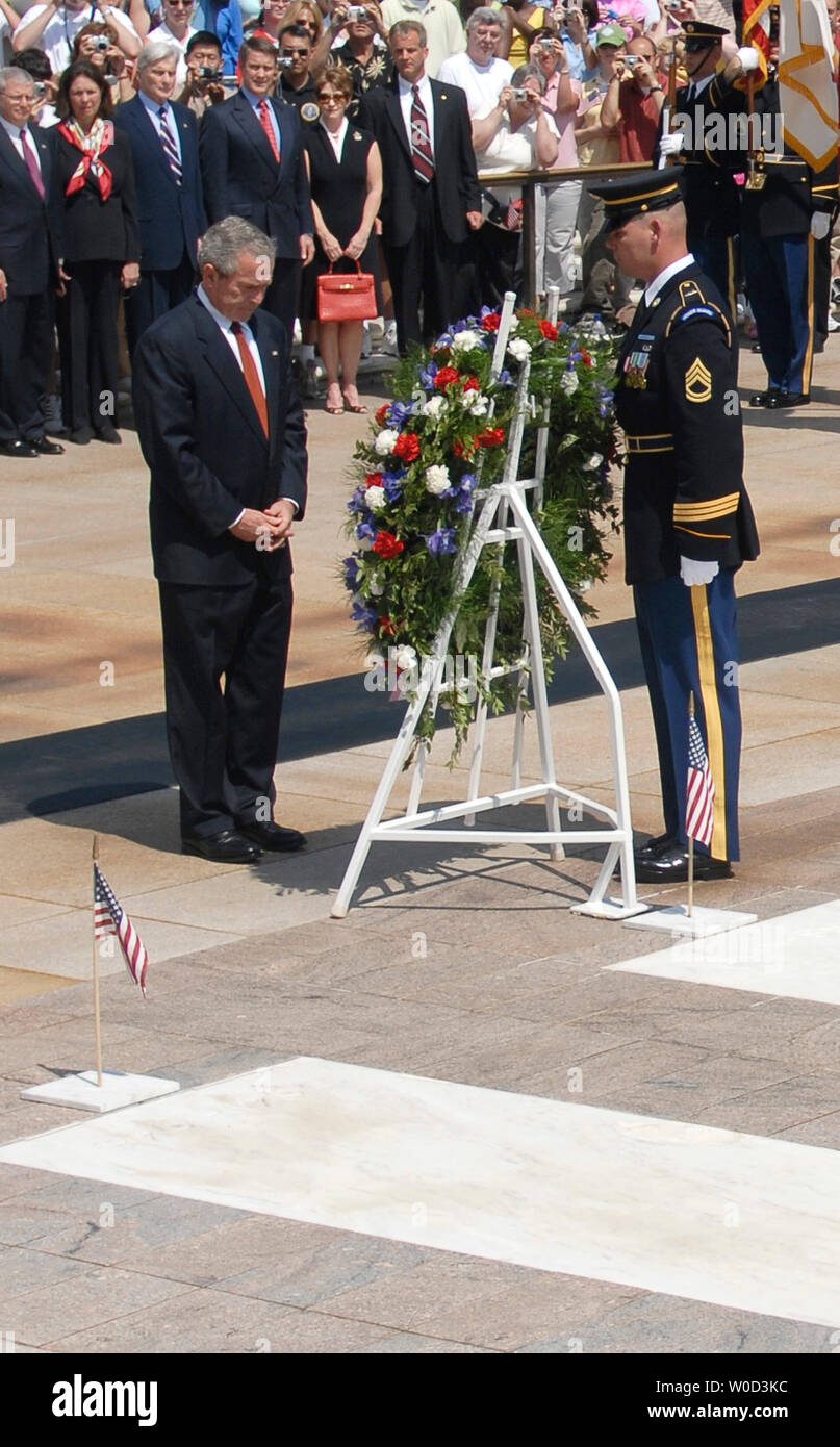 Il Presidente degli Stati Uniti George Bush entra in pausa per un momento di silenzio dopo la posa di una corona presso la Tomba degli Ignoti saldature, presso il Cimitero Nazionale di Arlington in Arlington, Virginia, il 29 maggio 2006. Il Presidente e la first lady erano ad Arlington per l annuale Memorial Giornata di commemorazione in onore di caduti gli eroi americani. (UPI foto/Kevin Dietschl) Foto Stock