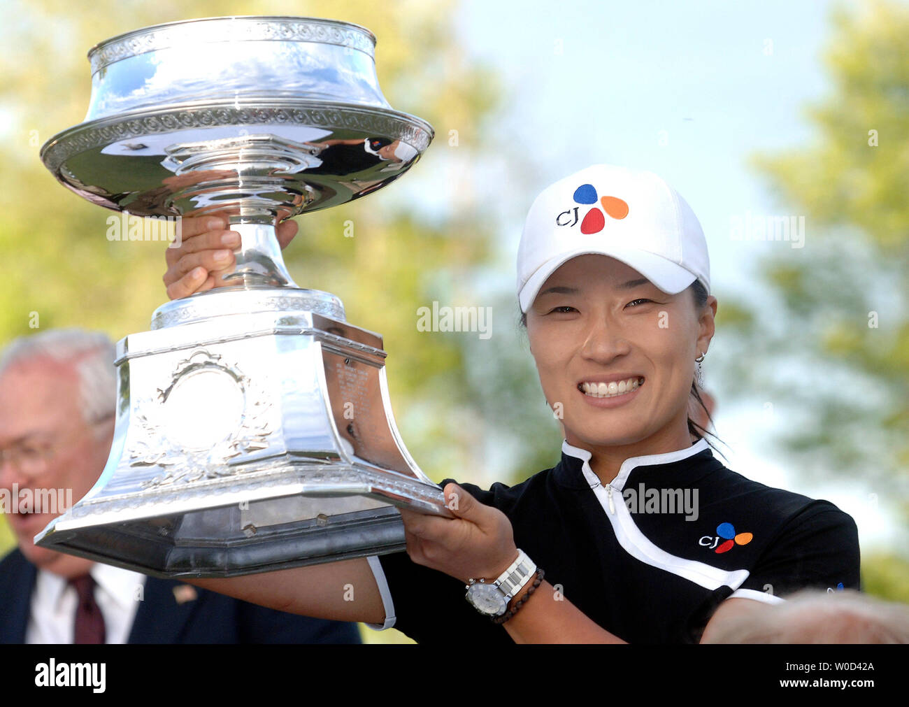 Se Ri Pak di Seoul, Corea di paranchi di sollevamento il McDonald LPGA Championship trofeo dopo aver tenuto il primo posto nel torneo di golf, in Havre De Grace, Maryland il 8 giugno 2006. Pak ha vinto dopo aver sconfitto Karrie Webb in una morte improvvisa extra turno, dopo che i due sono stati legati con otto sotto il par. (UPI foto/Kevin Dietsch) Foto Stock