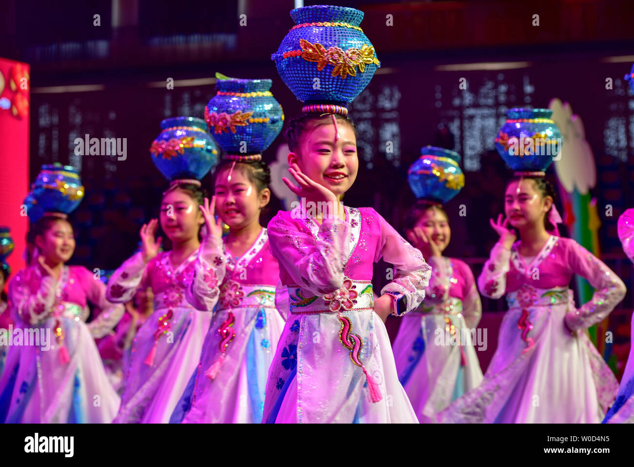 La mattina del 11 gennaio 2019, in Jixi, Heilongjiang, all'Mishan Centro Sportivo, kindergarten bambini e studenti della scuola primaria che non hanno ancora inserito la pausa invernale registrati i bambini Festival di Primavera di Gala per accogliere il nuovo anno cinese. I bambini di talento e di felicità inviato le migliori benedizioni per il nuovo anno cinese. Foto Stock