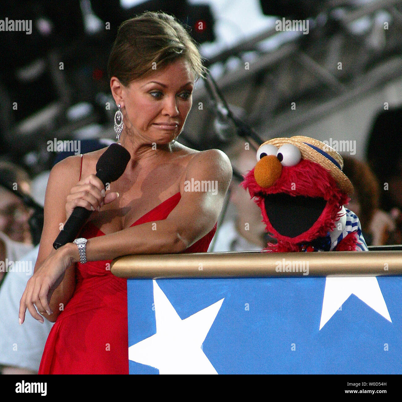 L'attrice e cantante Vanessa Williams esegue al fianco di Sesame Street Elmo ad una prova generale della 'A Capitol quarto in concerto di fronte al Campidoglio di Washington il 3 luglio 2006. Il principale evento su 4 Luglio si presentano in onore della leggenda della musica Stevie Wonder con il artistico nazionale Achievement Award. (UPI foto/Eduardo Sverdlin) Foto Stock