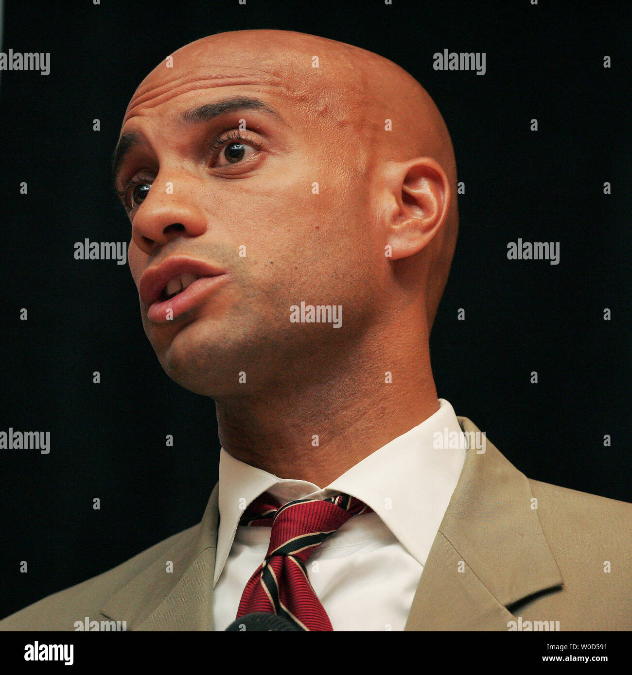 Adrian Fenty democratici mayoral candidato per il Distretto di Columbia, risponde alle domande del pubblico in corrispondenza di un pannello sponsorizzato da locale 14 della Federazione Americana di dipendenti del governo di Washington il 6 luglio 2006. (UPI foto/Eduardo Sverdlin) Foto Stock