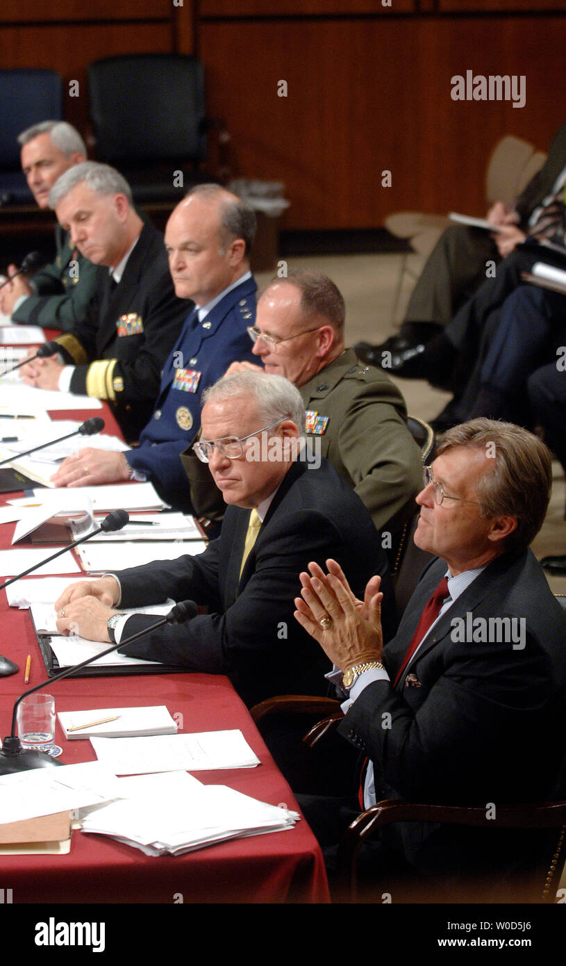 Dalla parte posteriore a quella anteriore, il giudice e avvocato generale dell'esercito Il Mag. Gen. Scott Black, il giudice e avvocato generale della Marina Adm posteriore. James Scott McPherson nero, Air Force giudice avvocato generale grandi gen. Jack Rives, Staff giudicare l'avvocato per il comandante della Marina Corp Brig. Gen. Kevin Sandkuhler, Ex Giudice Avvocato Generale dell'esercito, ritirato il Mag. Gen. Thomas Romig ed ex giudice avvocato generale della Marina pensionati Adm posteriore. John Hutson, testimoniare prima di un Senato Comitato delle Forze Armate audizione sui prigionieri di Guantanamo, a Washington il 13 luglio 2006. (UPI foto/Kevin Dietsch) Foto Stock