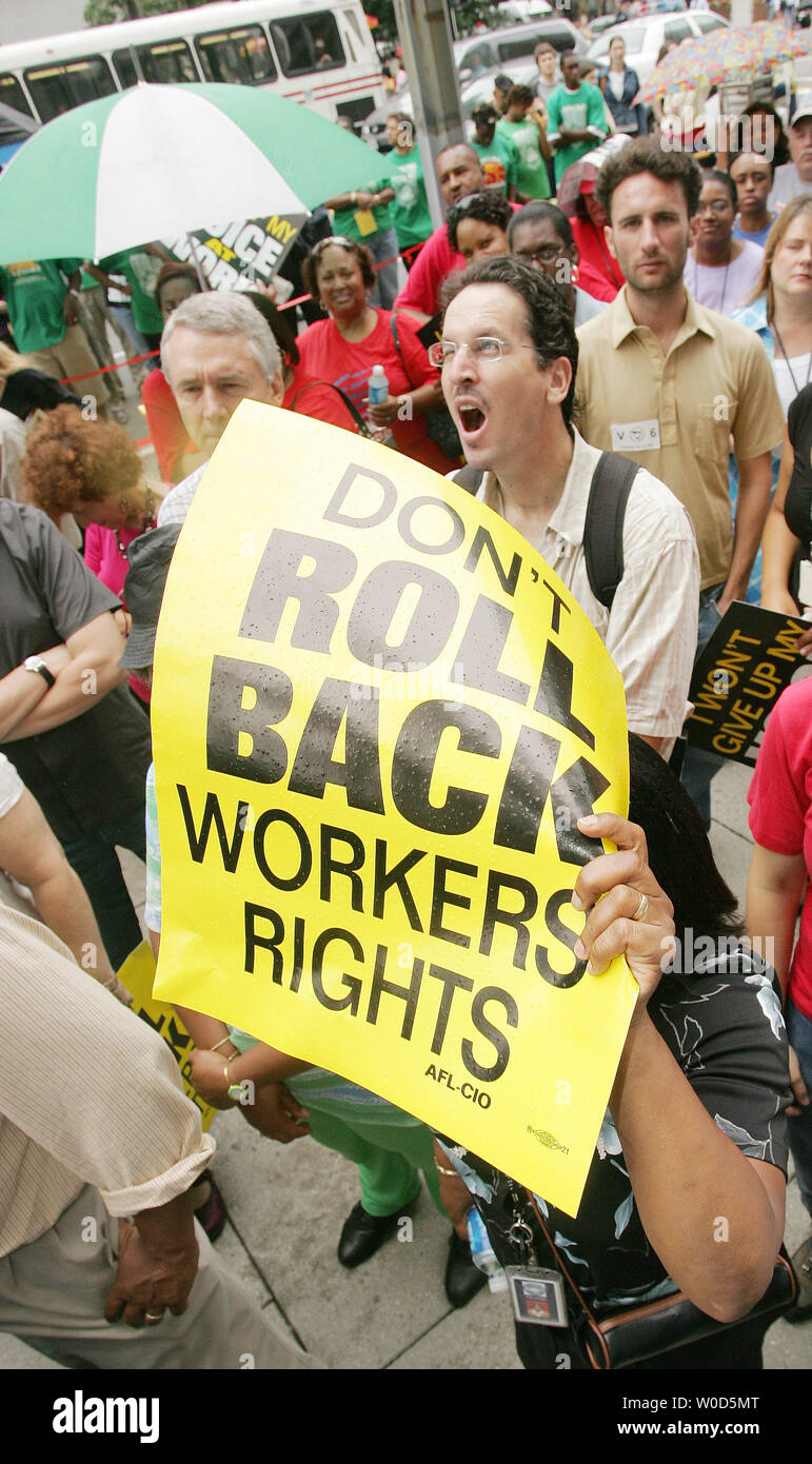 Arrabbiato unionisti che sono a rischio di diventare non idoneo per l'appartenenza, picket lavoro nazionale scheda Relazioni a Washington il 13 luglio 2006. In una serie di casi noti come Kentucky River, la bussola-nominato Consiglio sarà presto decidere se infermieri, edilizia e costruzioni mestieri lavoratori, giornalisti e altri sono 'supervisors' chi non può unionize. (UPI foto/Eduardo Sverdlin) Foto Stock