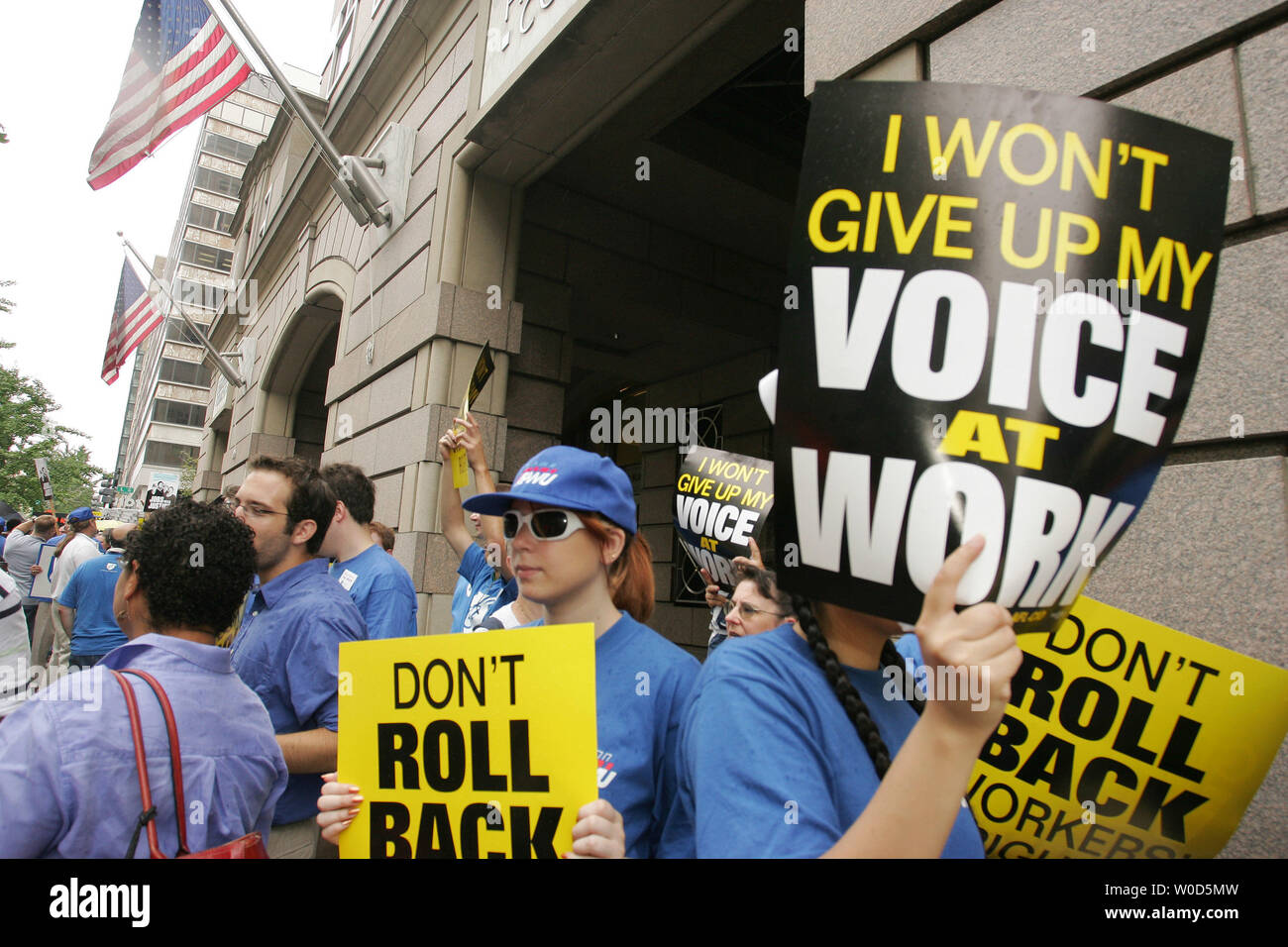Arrabbiato unionisti che sono a rischio di diventare non idoneo per l'appartenenza, picket lavoro nazionale scheda Relazioni a Washington il 13 luglio 2006. In una serie di casi noti come Kentucky River, la bussola-nominato Consiglio sarà presto decidere se infermieri, edilizia e costruzioni mestieri lavoratori, giornalisti e altri sono 'supervisors' chi non può unionize. (UPI foto/Eduardo Sverdlin) Foto Stock