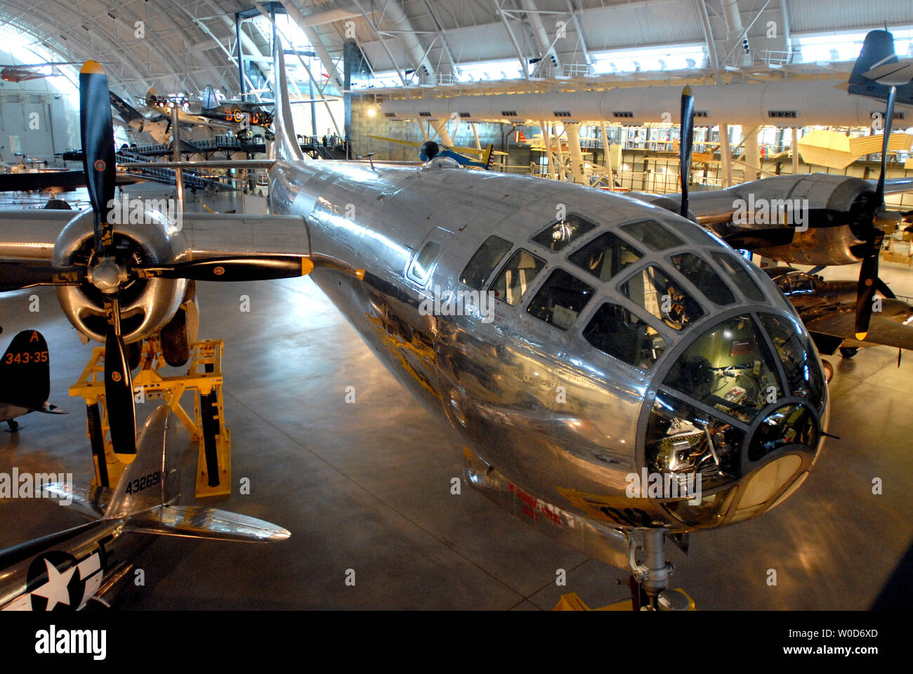 Il Enola Gay, che è diminuita la bomba su Hiroshima il 6 agosto 1945, è su visualizzazione al museo nazionale dell'aria e dello spazio a Dulles, Virginia, il 4 agosto 2006. (UPI foto/Roger L. Wollenberg) Foto Stock